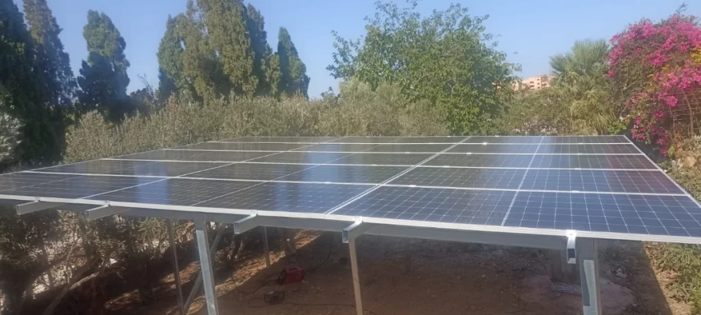 Pérgola solar fotovoltaica instalada